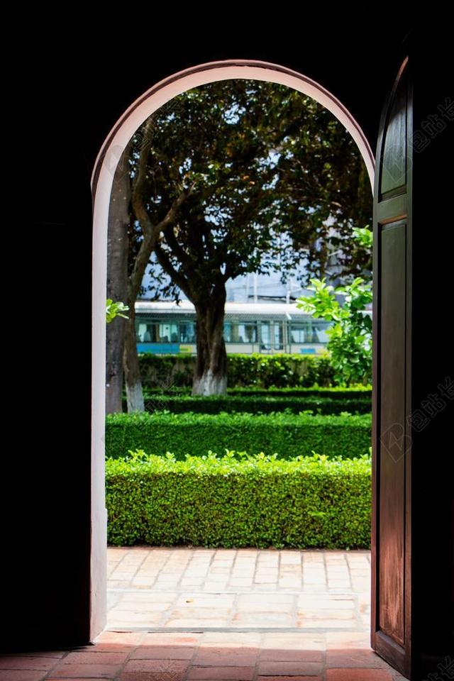 建筑清新门外的花园背景图片