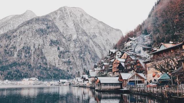 白色山地雪景楼阁建筑设计唯美背景图片