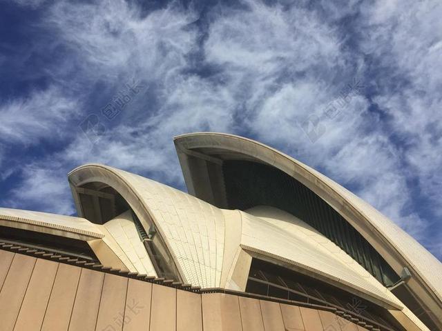 蓝白建筑蓝天下的悉尼歌剧院一角建筑设计旅游背景图片