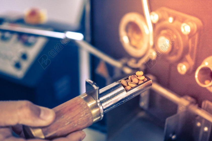 商业特写咖啡豆商务办公室科技手背景图片