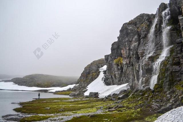 清新悬崖边融化的积雪背景图片