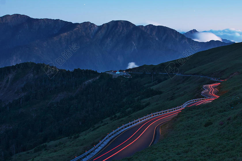 蓝色森林大山交通街道旅游背景图片