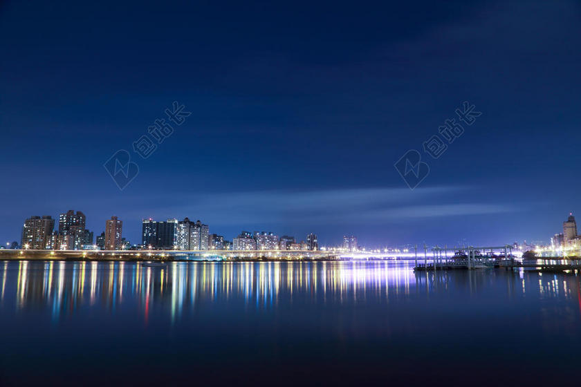 蓝色城市现代夜晚的城市和倒影背景图片