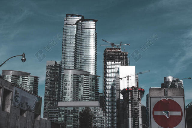 灰色现代建筑商务大厦繁华都市背景图片