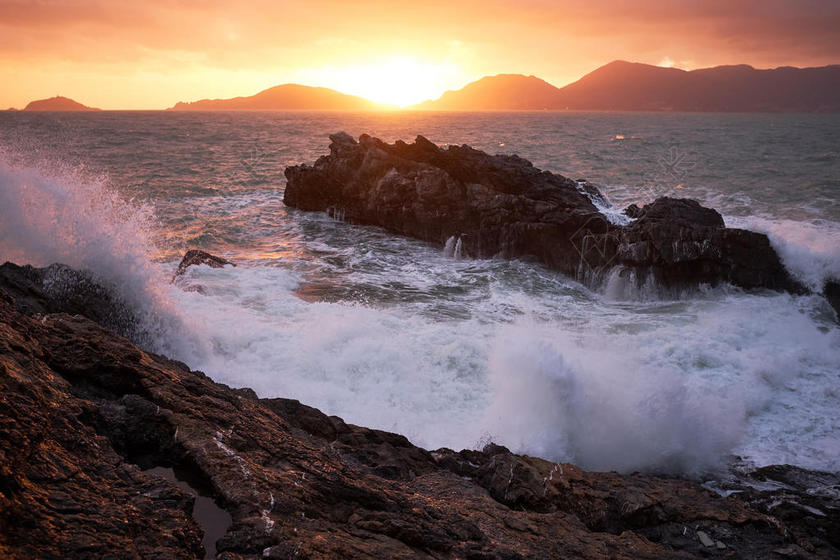 清新海浪冲击岩石背景图片