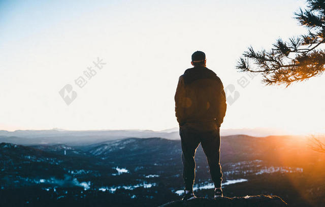 户外探险旅游男观赏自然景观背景图片