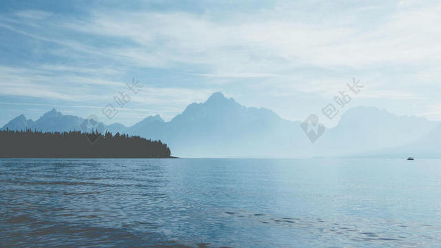 自然海滩水雾背景图片
