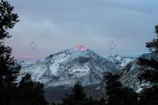 昏暗夜幕雪山背景图片