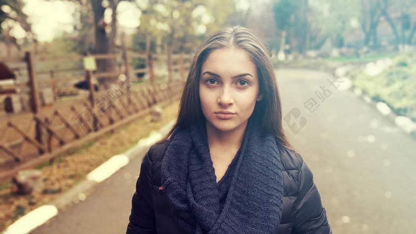 成人美丽的黑发少女城市风景时尚人物特写背景图片