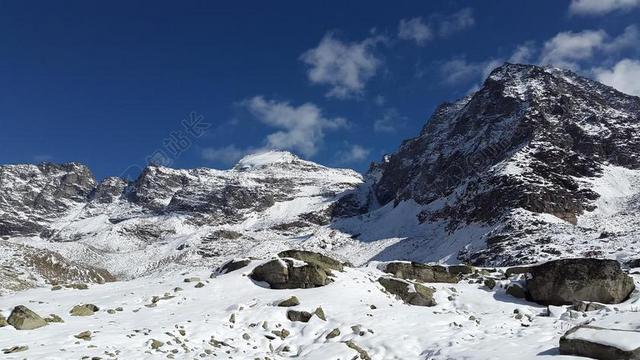 蓝白冬天高山雪地旅游自然风景背景图片