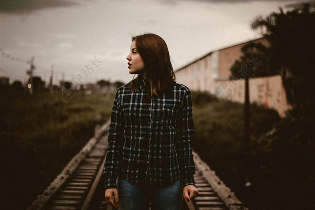 户外自然景观田园观赏风景女背景图片