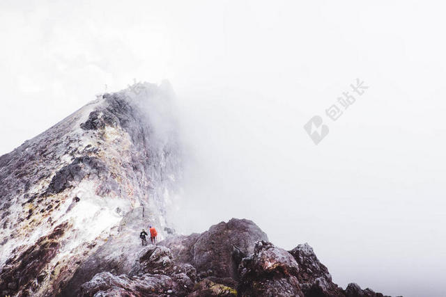 旅游清新白雾攀登高山背景图片