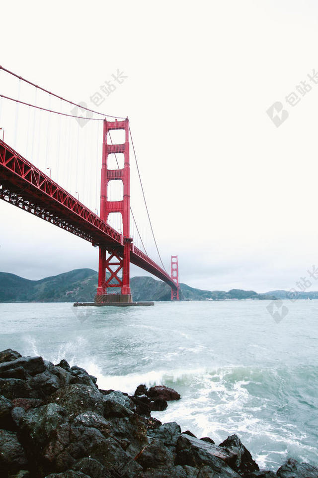 白色现代建筑交通桥梁水边背景图片