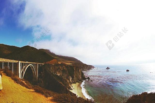 现代桥梁建筑海边海水波浪旅游背景图片