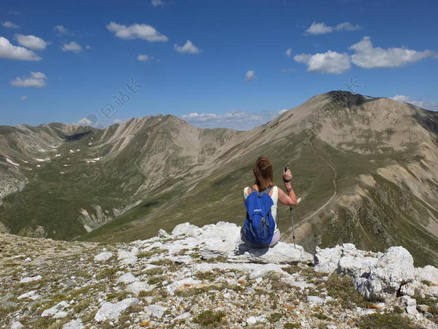 自然景观山地岩石攀岩冒险女背景图片