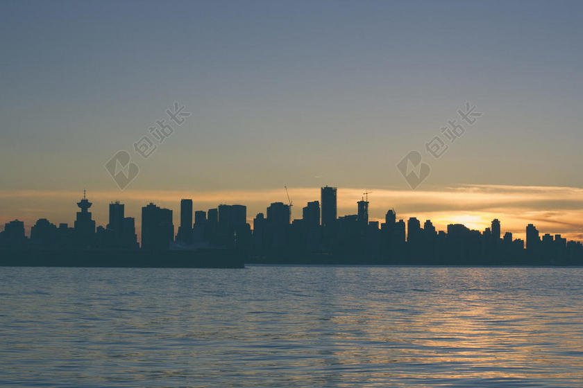 黎明日出日落城市海边海景背景图片