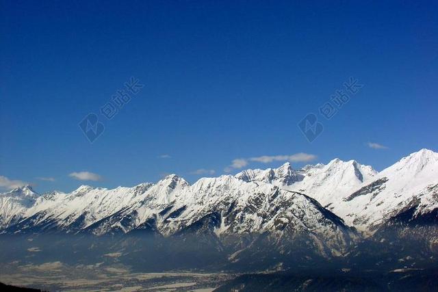 自然雪山山景背景图片