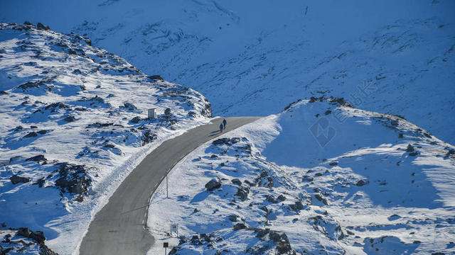 简约雪地公路背景图片