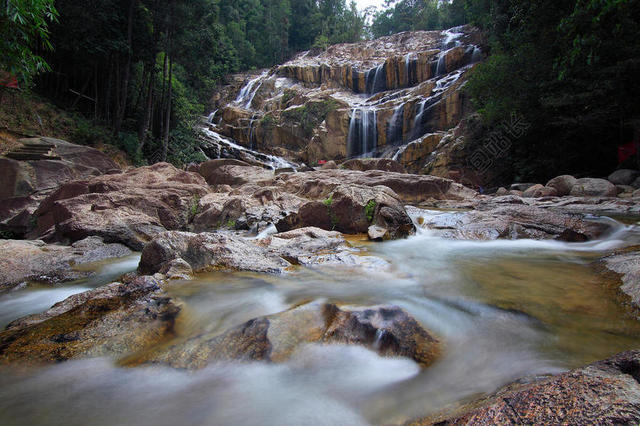山水田园风景小溪瀑布背景图片
