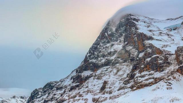 运动户外攀登雪山背景图片