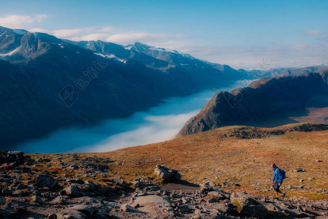 冒险徒步旅行山湖景观背景图片