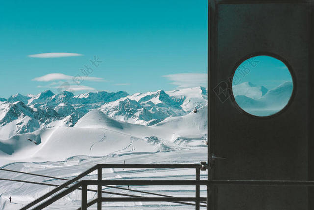 简约推门外的雪山背景图片