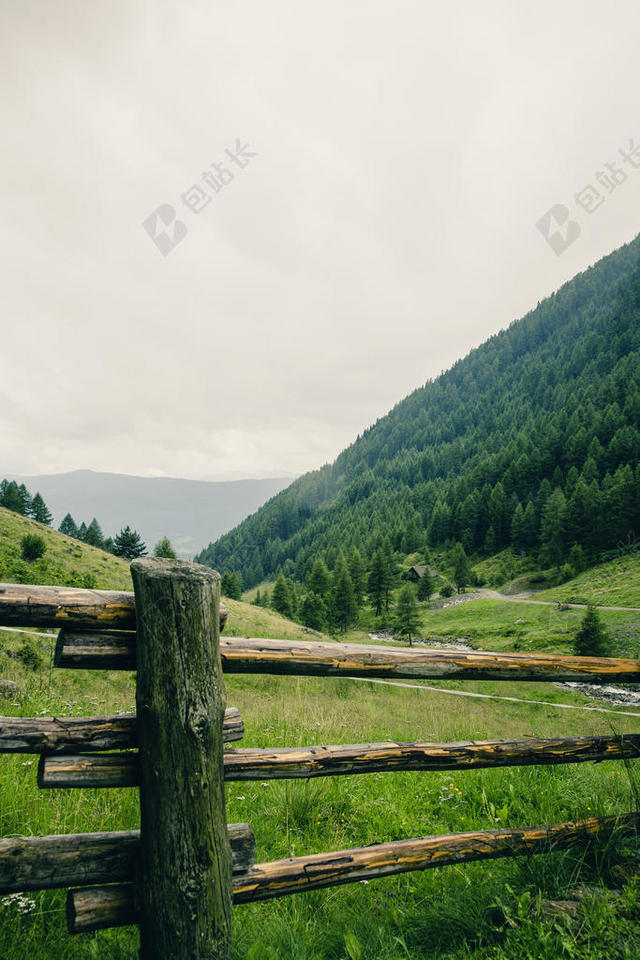 针叶树 - 乡村 - 栅栏 - 领域 - 冷杉 - 风景 - 山 - 天空