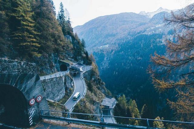 群山深处公路交通背景图片