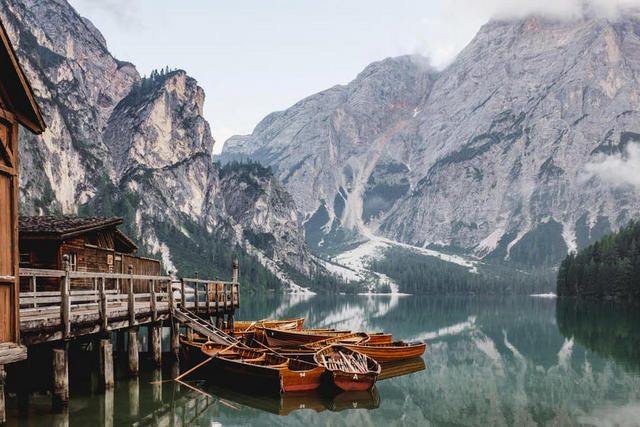 船湖山谷在户外风景山背景图片
