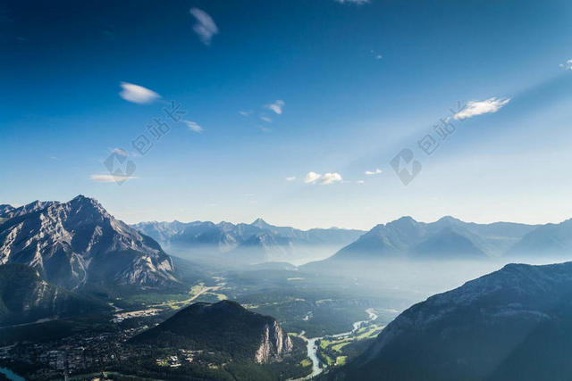 蓝色高空自然风景地貌山脉背景图片