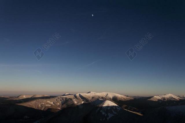 天空唯美繁星之下的雪山背景图片