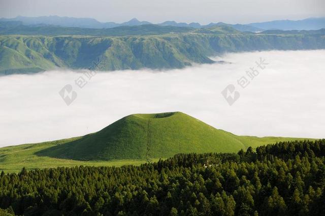 清新田园白雾景色背景图片