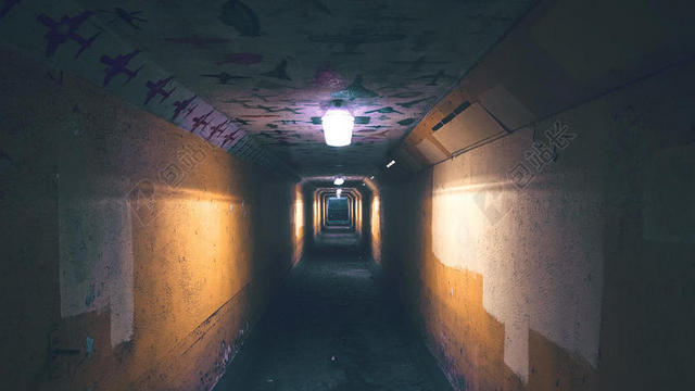 昏黄建筑夜晚灯光下拱形走廊背景图片
