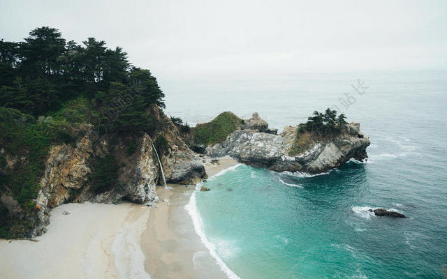 滨海山边沙滩背景图片