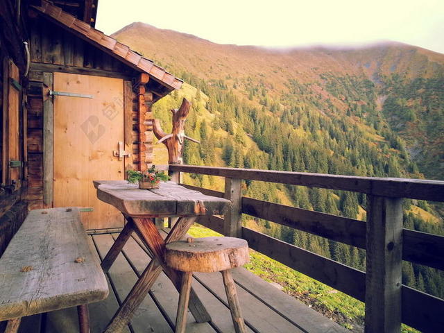 山中的小屋群山环抱背景图片