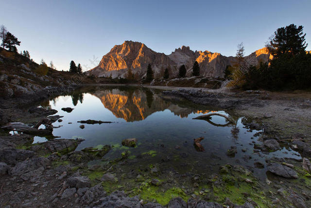 自然山谷风景背景图片