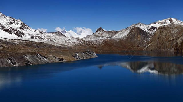 唯美雪山倒影背景图片