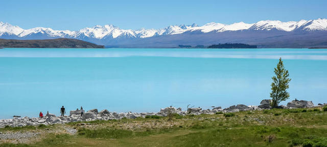 蓝色自然景观湖水雪山旅游景点背景图片