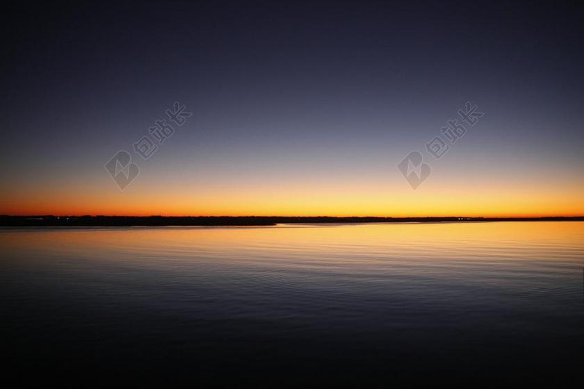 平静的 - 水域 - 颜色 - 黎明 - 黄昏 - 日落 - 光 - 风景 - 大海 - 天空