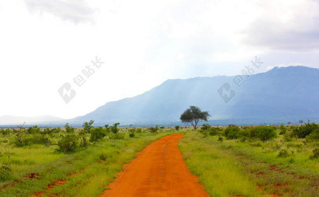 草原道路远山田野风景背景图片