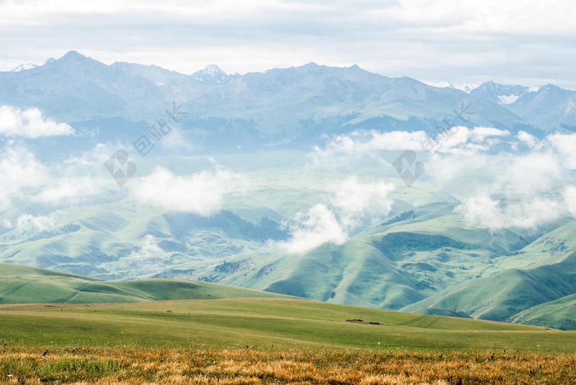 浅色山峰地貌草坪自然景观雾气云彩背景图片