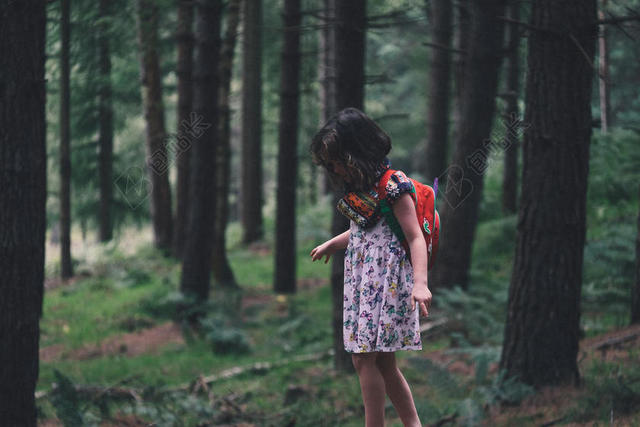 绿色人特写林间的少女背景图片