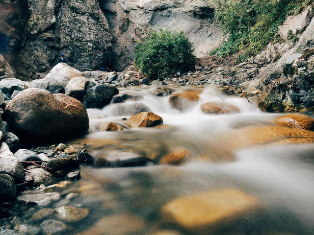 小溪山流水背景图片