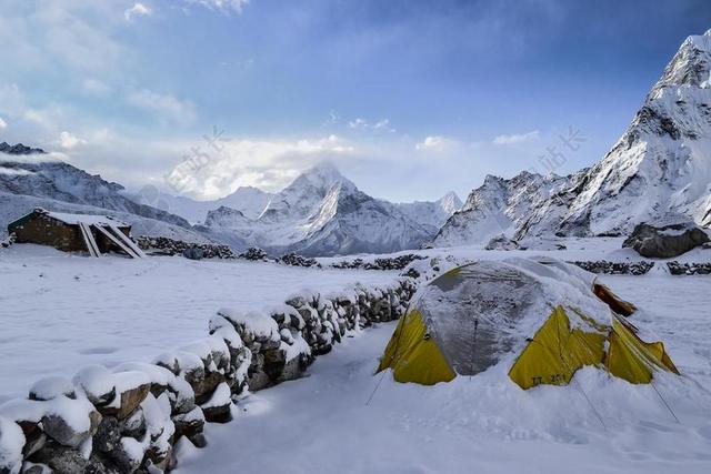 旅游清新雪山露营背景图片