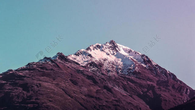 紫色唯美山峰雪山背景图片