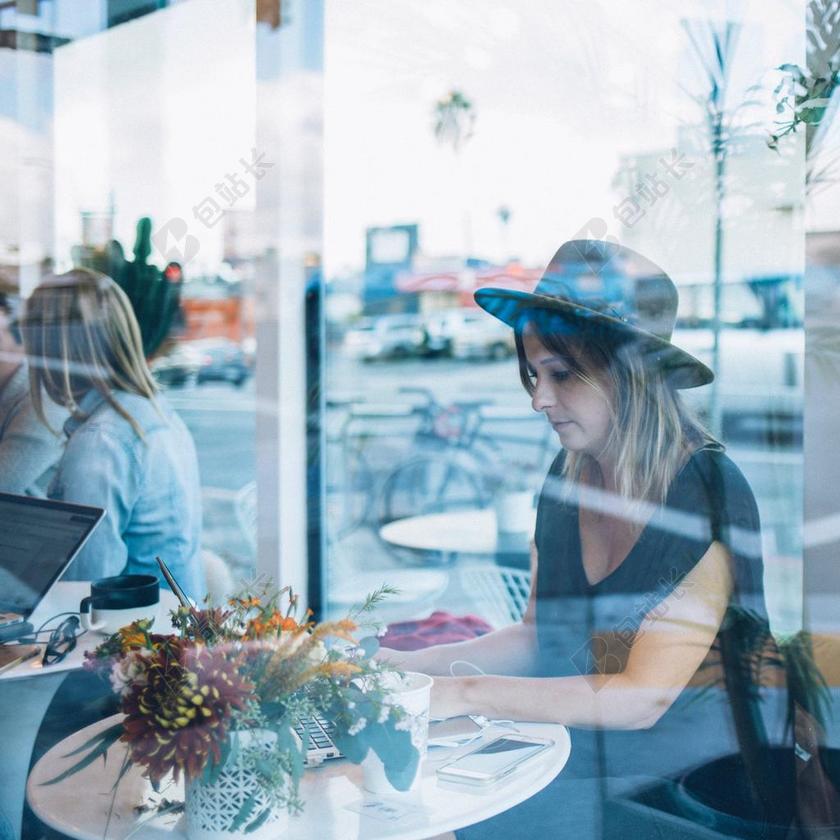 广告时尚进店铺的女子背景图片