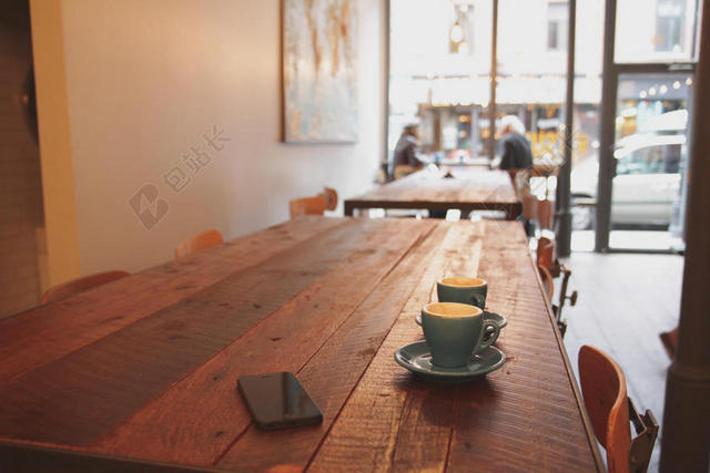 休闲吧桌子上茶杯背景图片