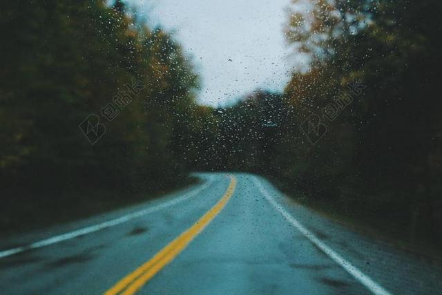 清新模糊的公路背景图片