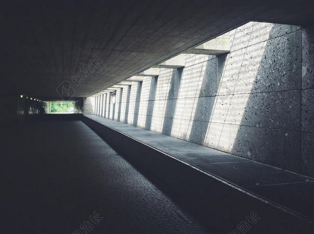 路街道隧道出口阳光墙面光线背景图片