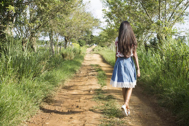 田间的小路女孩背景背景图片